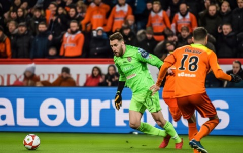 洛里昂門(mén)將撲救失誤淚灑球場(chǎng)，球隊降級后的反思與重建之路